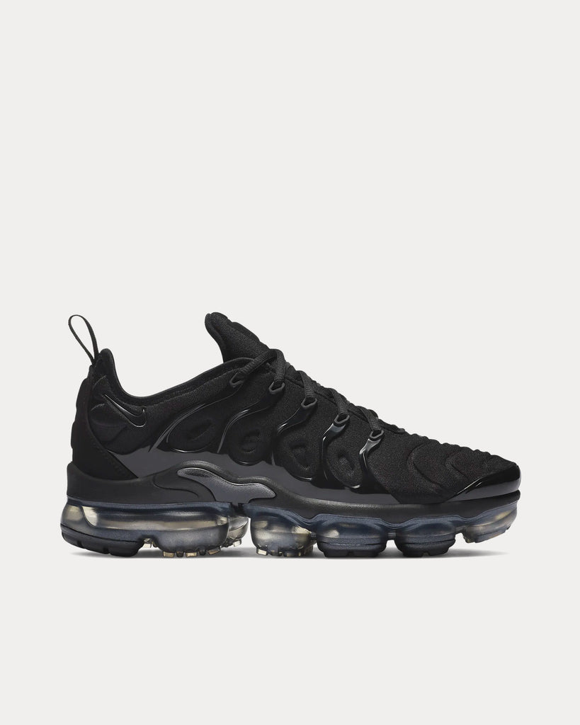 Vapormax shop black trainers