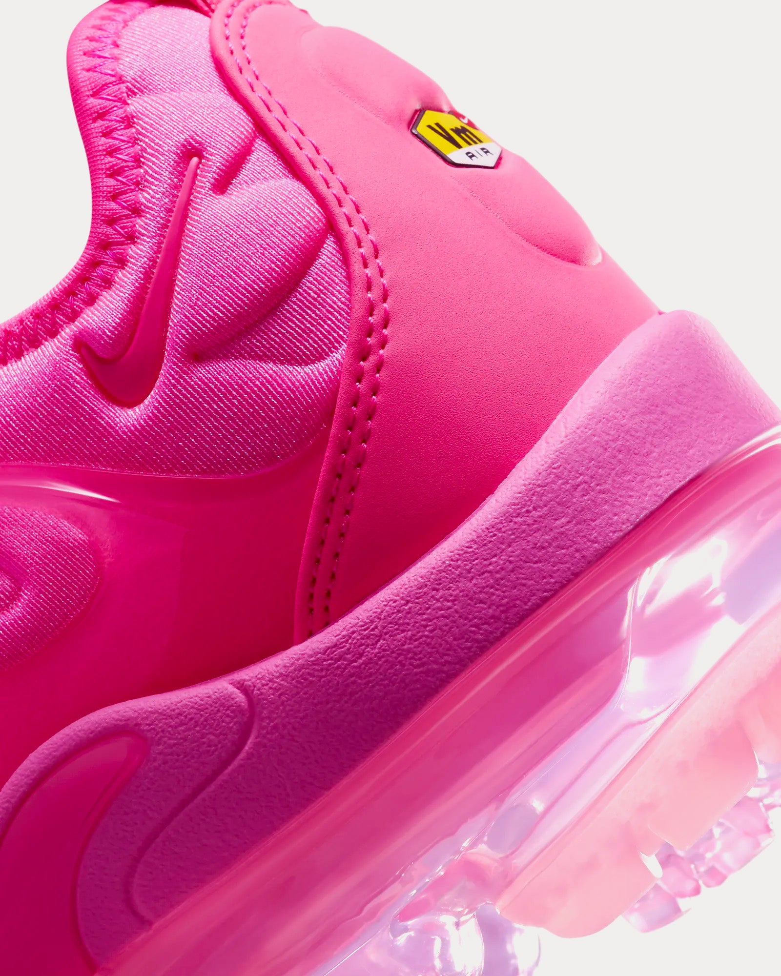 Pink air max vapormax plus on sale