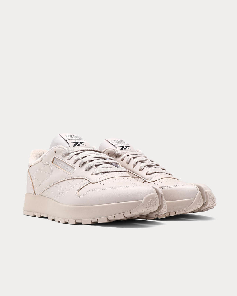 Reebok best sale beige sneakers